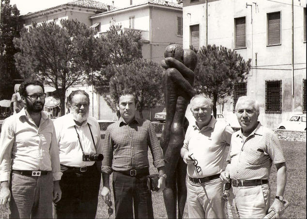 1975 - Pier Carlo Santini con barba e Tavernari accanto all'Arch. Giuseppe D'Avanzo